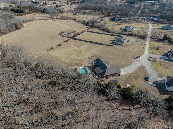 birds eye view of property featuring a rural view