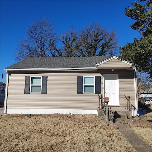 view of front facade featuring a front yard