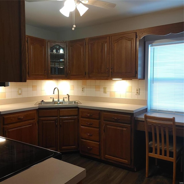 kitchen featuring electric stove, sink, dark wood-type flooring, ceiling fan, and tasteful backsplash