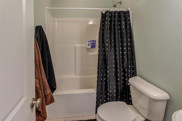 bathroom featuring toilet and shower / bath combo