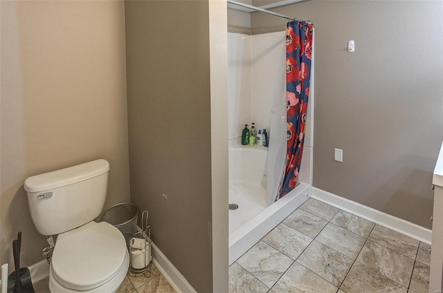 bathroom with toilet and a shower with shower curtain