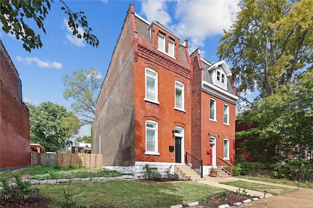 view of front of home featuring a front yard