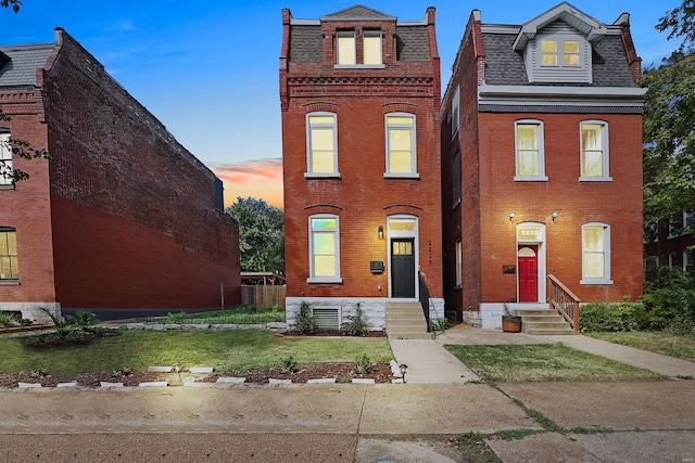 view of front facade with a yard