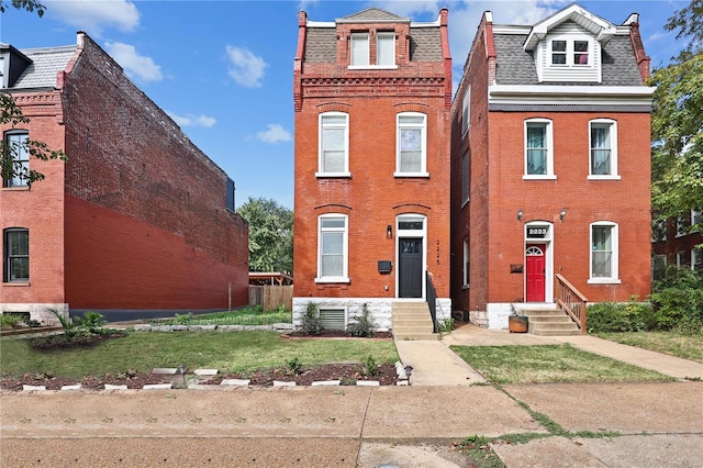 view of front of home with a front lawn