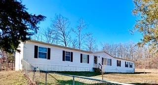 manufactured / mobile home with a front lawn