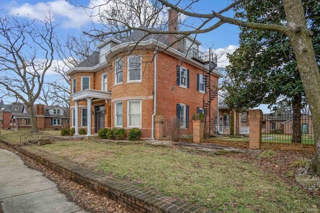 view of front of home with a front lawn