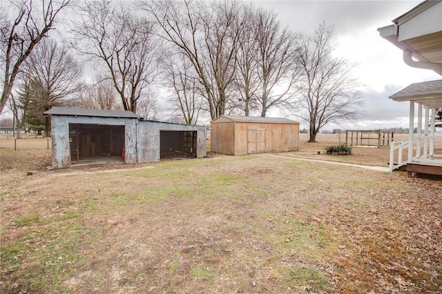 view of yard featuring a storage shed