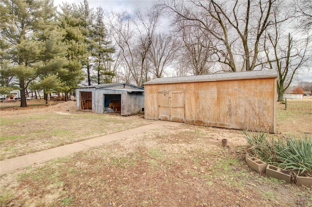 view of yard featuring an outdoor structure