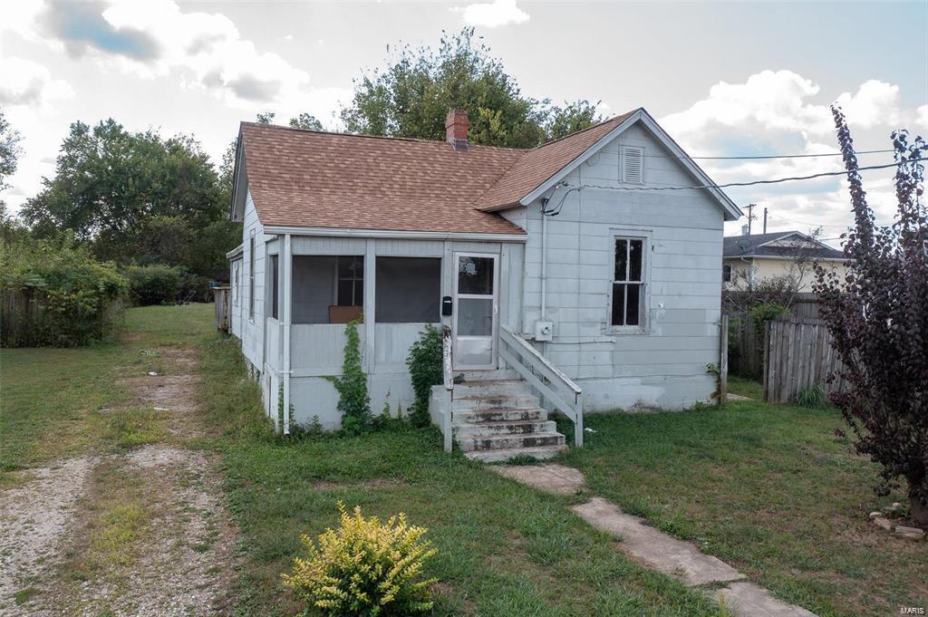 bungalow featuring a front lawn