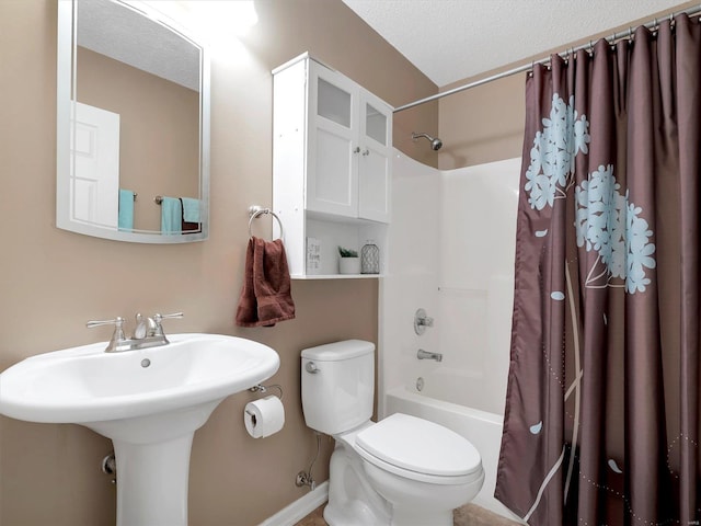 bathroom featuring toilet, shower / tub combo, and a textured ceiling