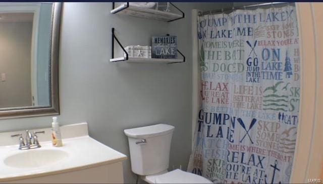 bathroom with a shower with curtain, vanity, and toilet