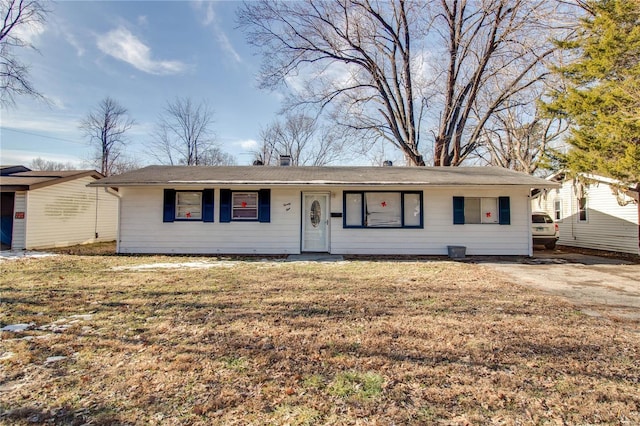 single story home featuring a front lawn