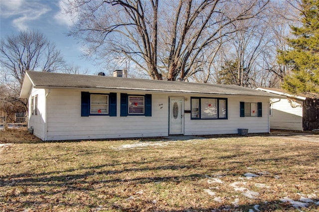 single story home featuring a front lawn