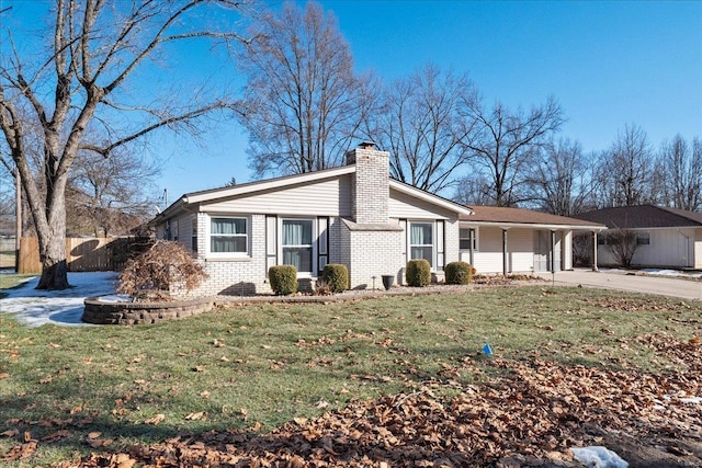 view of front of home featuring a front yard and a carport