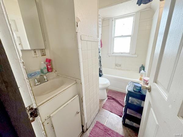 full bathroom featuring shower / bath combination with curtain, vanity, tile patterned floors, and toilet