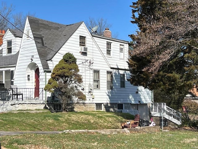 view of front of home featuring a front lawn