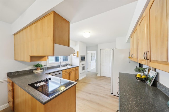 kitchen with sink, light hardwood / wood-style floors, kitchen peninsula, stainless steel appliances, and light brown cabinets