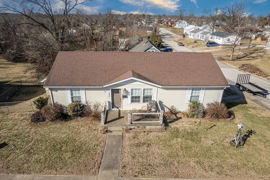 view of front of property with a front yard