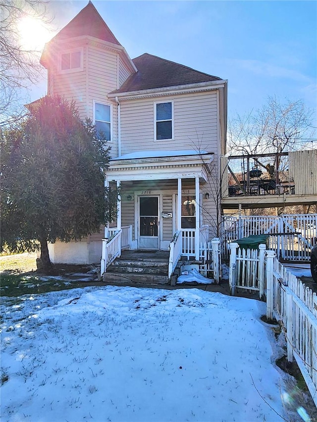 view of front of property featuring a porch