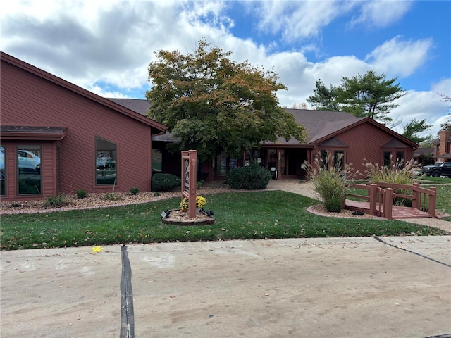 view of front facade featuring a front yard