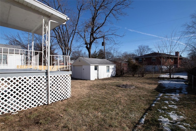 view of yard featuring a shed