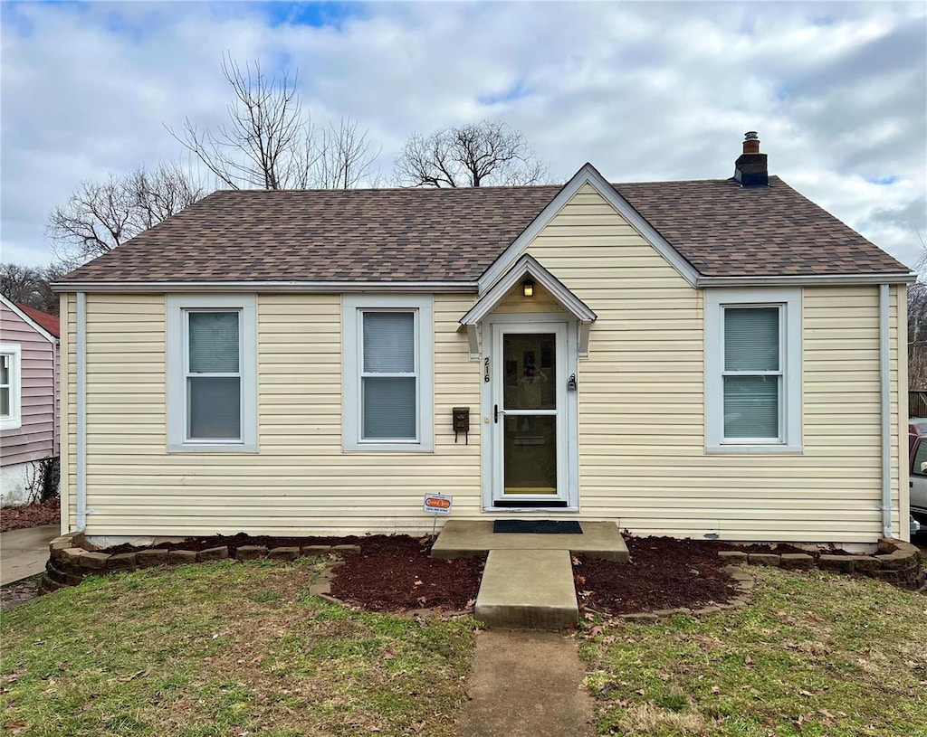 bungalow featuring a front yard