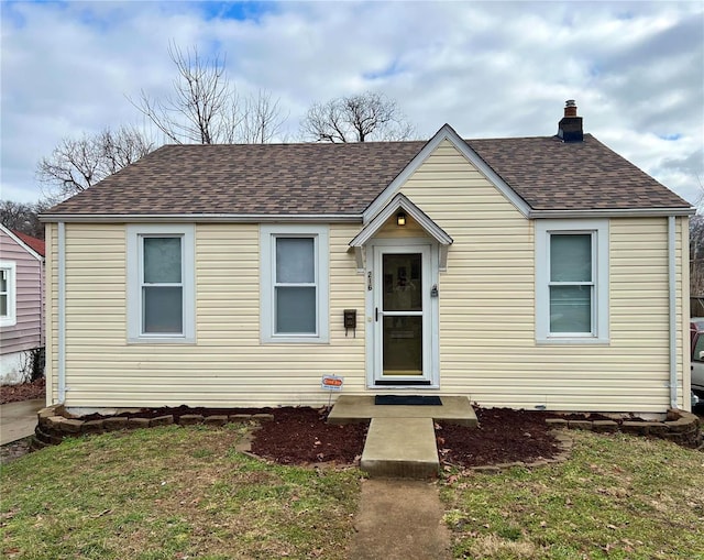 bungalow featuring a front yard