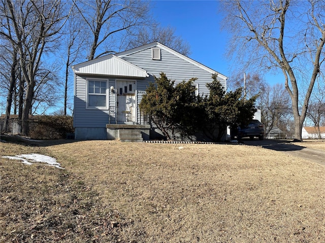 view of front of property featuring a front lawn