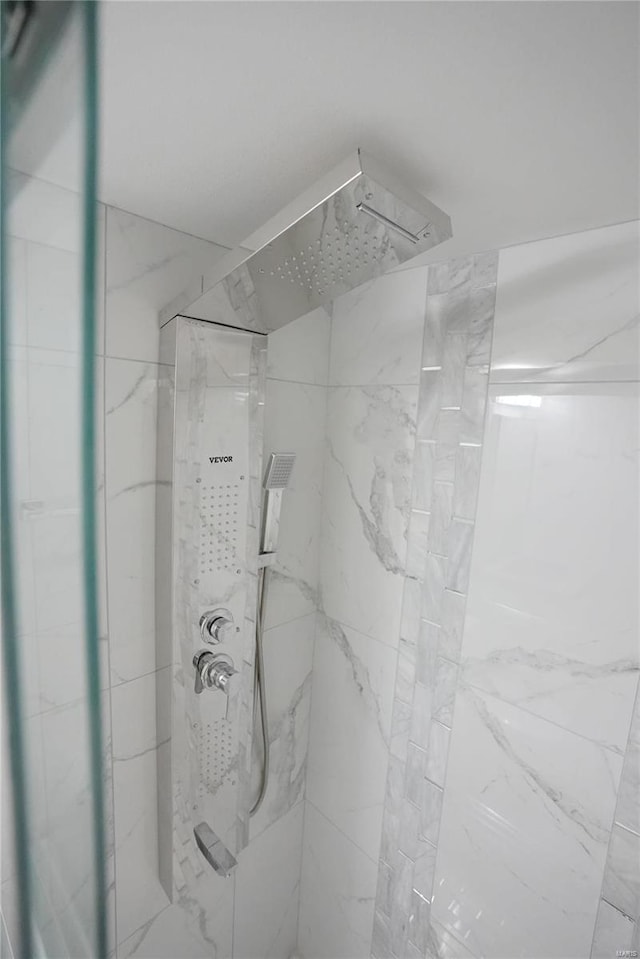 bathroom featuring a tile shower