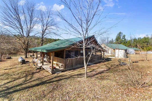 back of house featuring a shed