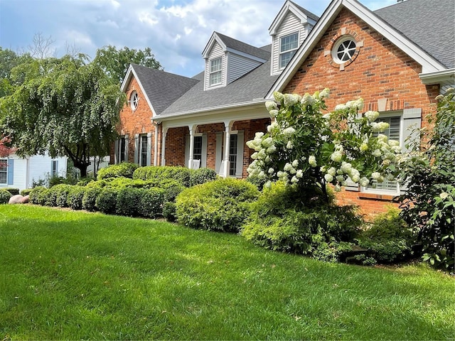 view of front of property featuring a front yard