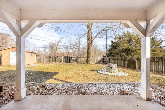 view of yard featuring a storage shed