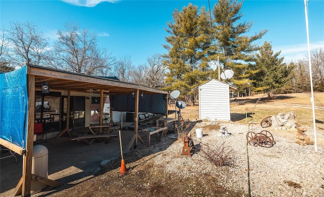 view of yard featuring a storage shed