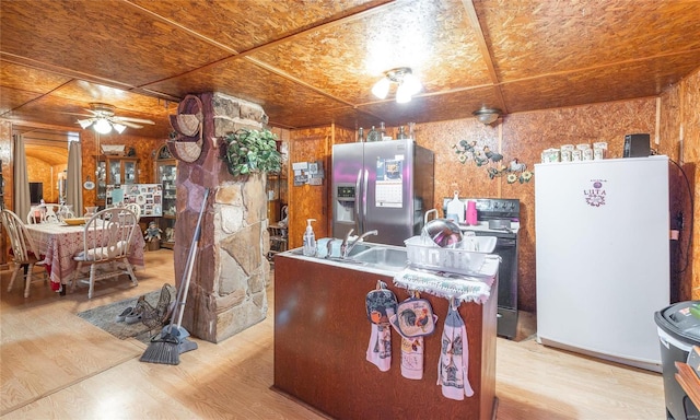 kitchen featuring ceiling fan, appliances with stainless steel finishes, sink, and light hardwood / wood-style floors