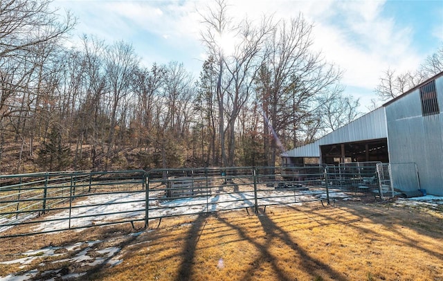 view of yard with an outbuilding