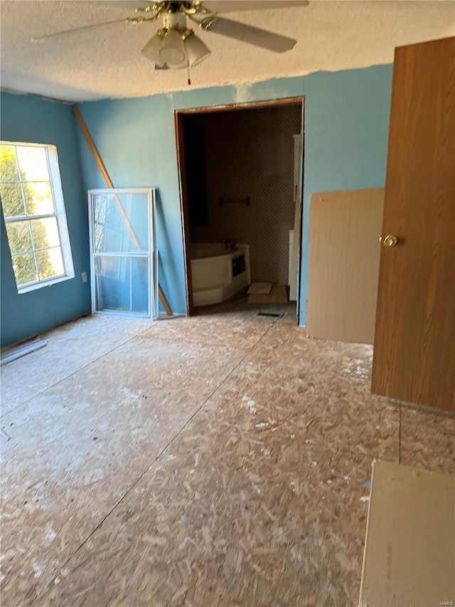 spare room featuring ceiling fan and a textured ceiling