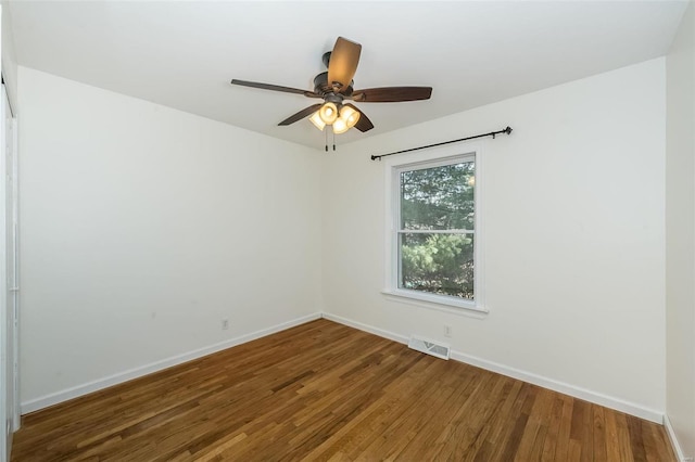 unfurnished room with dark wood-type flooring and ceiling fan