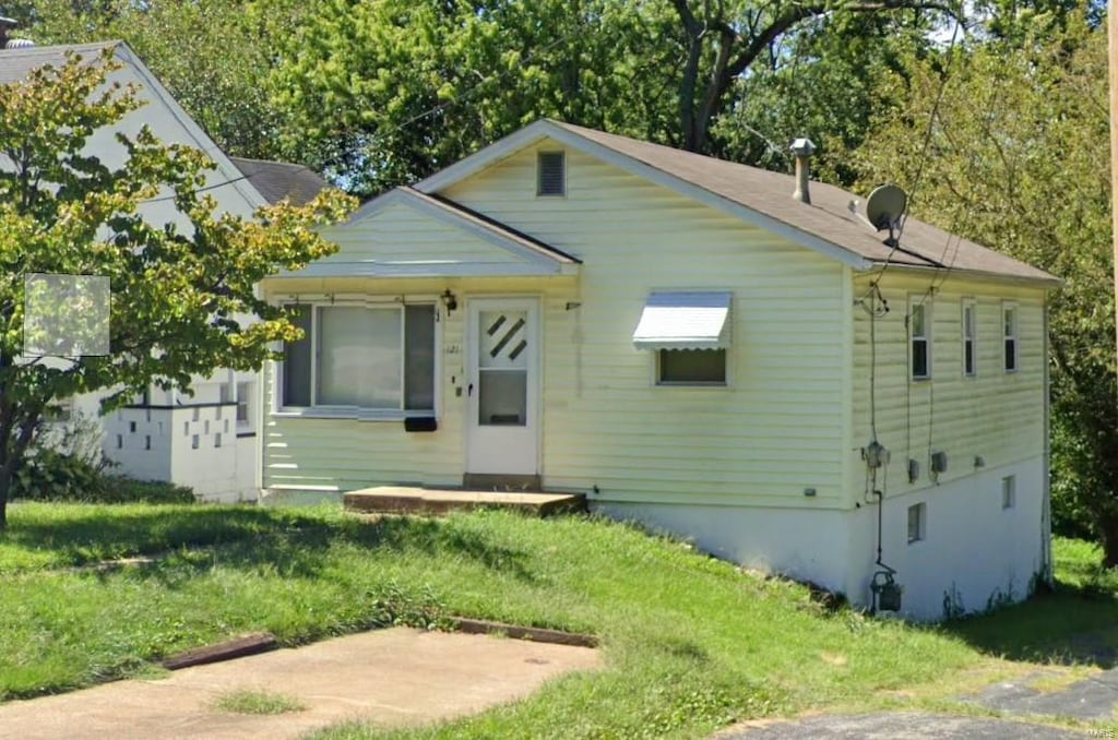 bungalow-style house with a front yard