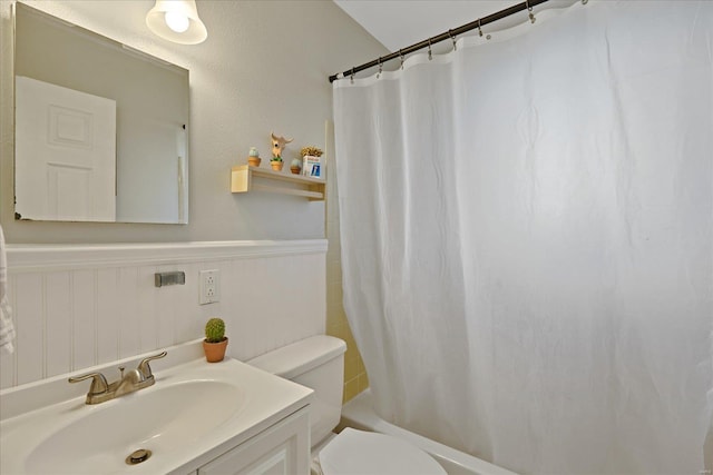 full bathroom featuring vanity, toilet, and shower / bath combo