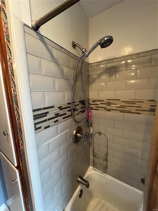 bathroom featuring tiled shower / bath