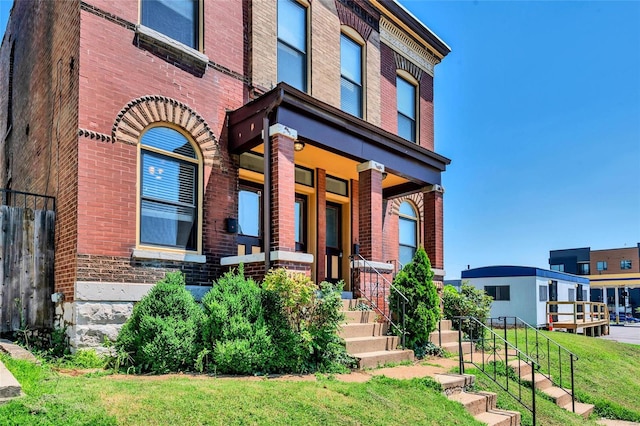 view of front of house with a front yard