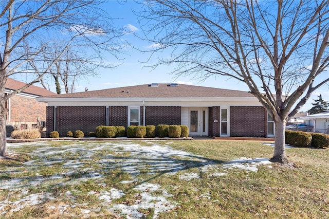 view of front of house with a front lawn