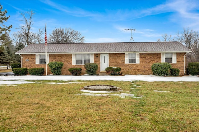 single story home with a front lawn