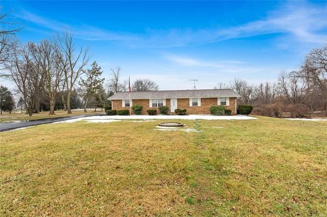 single story home featuring a front lawn