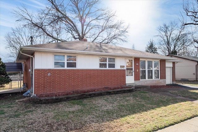 view of front of home featuring a carport and a front lawn