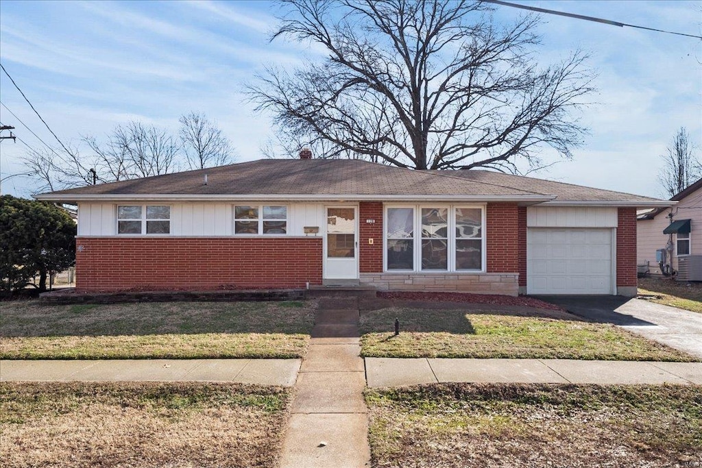 view of front of property featuring a garage and a front lawn