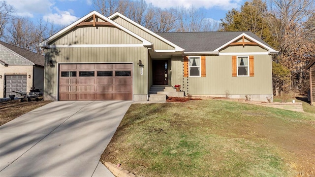 view of front facade featuring driveway, roof with shingles, an attached garage, and a front yard