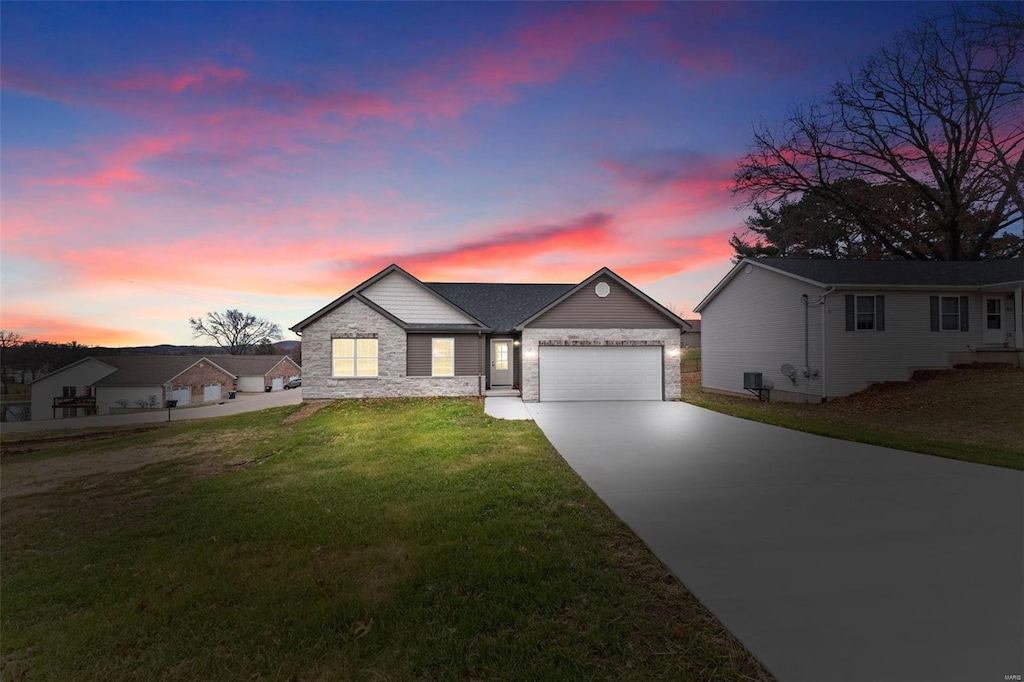 view of front facade with a garage and a yard