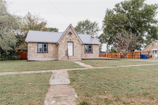 view of front of property featuring a front lawn