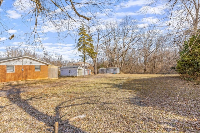 view of yard featuring a shed